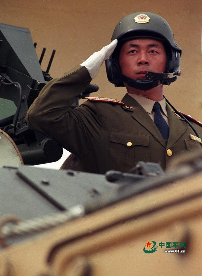 1999年国庆阅兵,威武的履带式4管25自行高炮方队领队军官.乔天富 摄