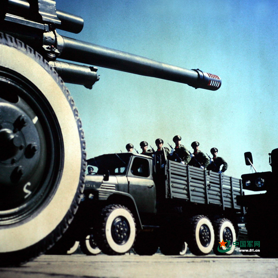 1984年国庆阅兵,122榴弹炮方队.乔天富 摄