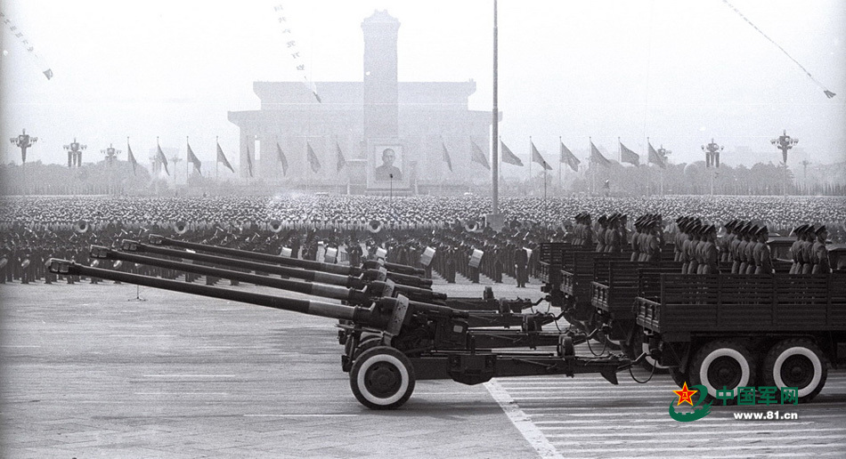 1984年国庆阅兵,130加农炮方队通过天安门.乔天富 摄