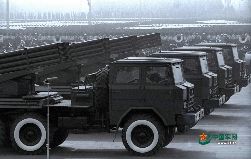 1984年国庆阅兵,我军40管轮式火箭炮方队通过天安门.乔天富 摄