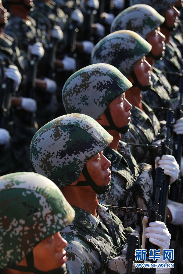 8月4日,刘老庄连英模部队方队官兵在进行分列式训练.