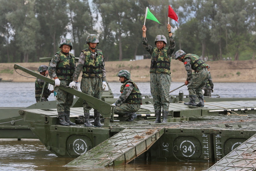 中国工程兵参赛精彩照:舟桥车一字排开阵势大