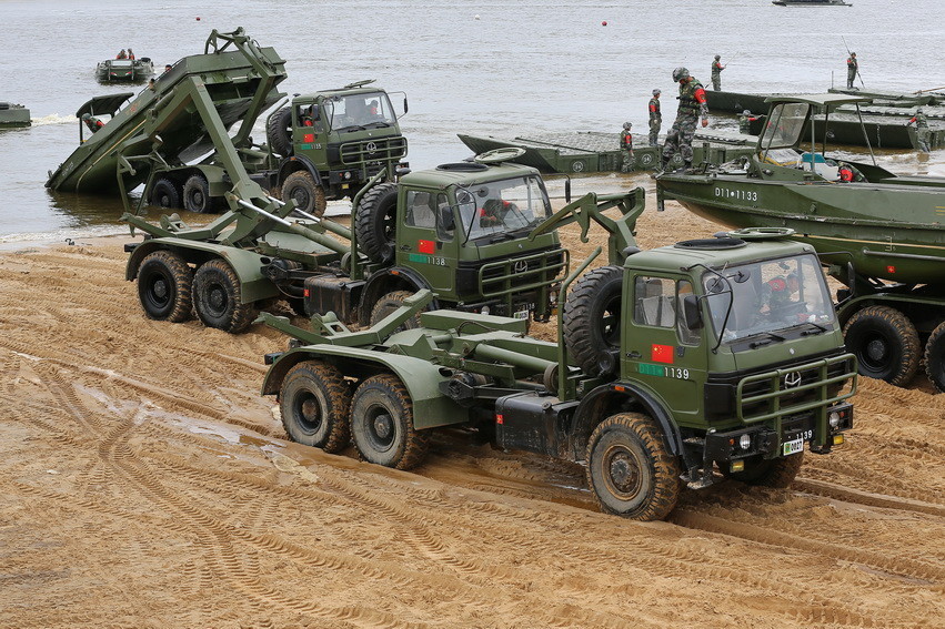 中国工程兵参赛精彩照:舟桥车一字排开阵势大