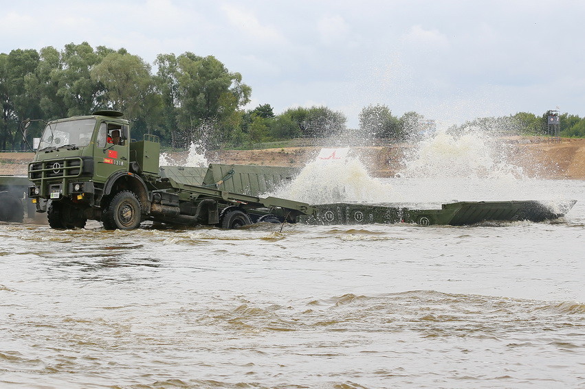 解放军参赛精彩照:舟桥车一字排开阵势好大