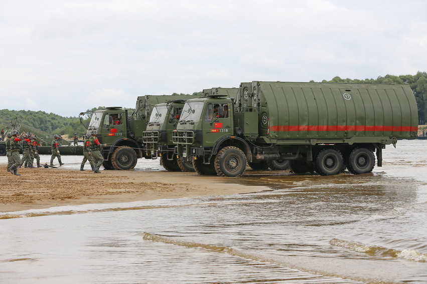 解放军参赛精彩照:舟桥车一字排开阵势好大