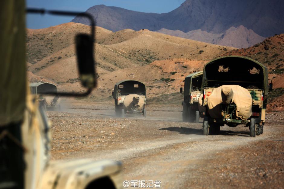 解放军沙漠涂装88b主战坦克携战车群荒原冲锋