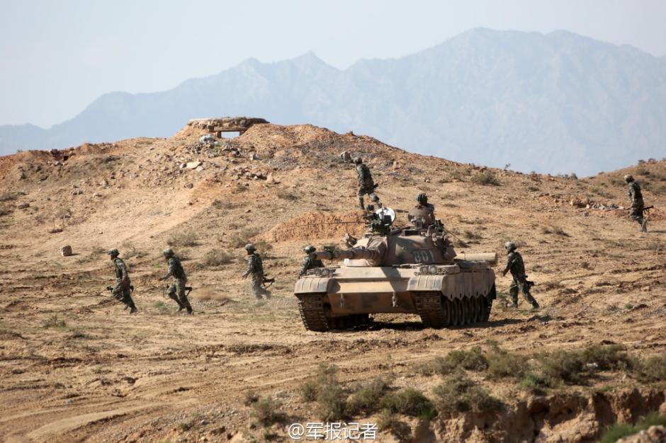 解放军沙漠涂装88b主战坦克携战车群荒原冲锋