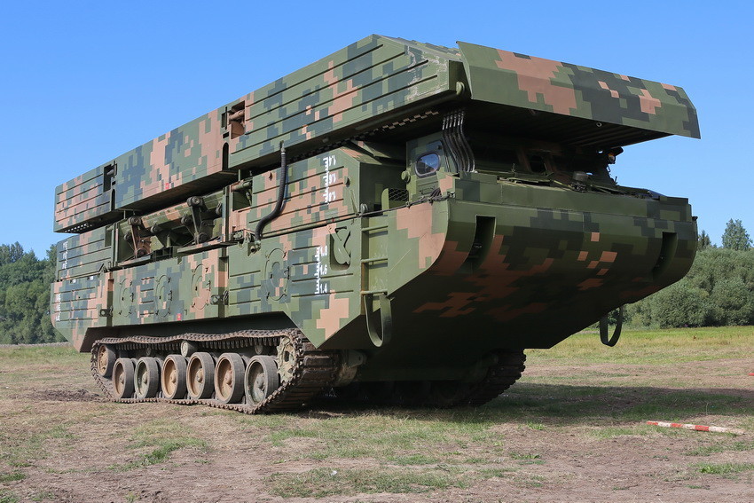 解放军重型多功能舟桥车似"变形金刚"超威猛