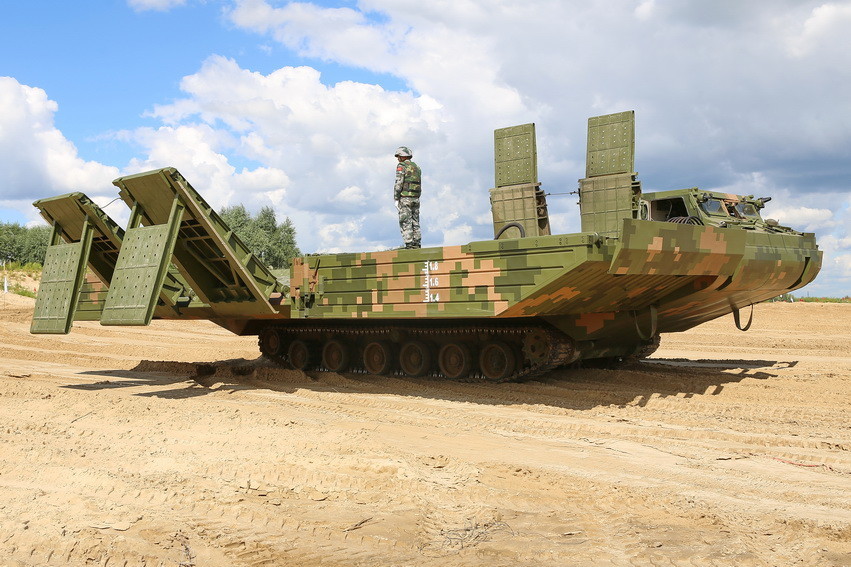 解放军重型多功能舟桥车似"变形金刚"超威猛