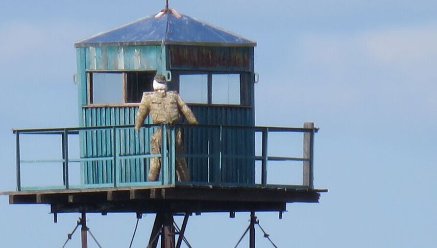 真放心中俄边境对面俄军哨所上站稻草人