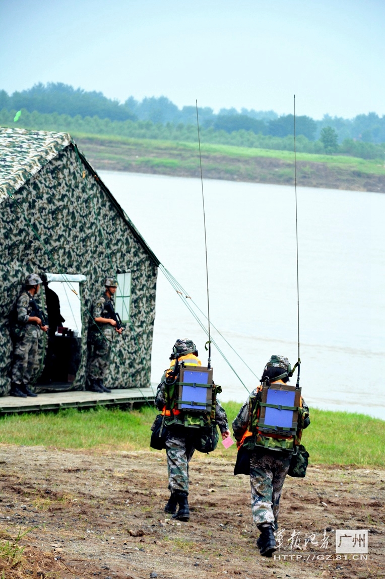 解放军舟桥部队女兵亮相 每天背30斤电台到处走_高清图集_新浪网