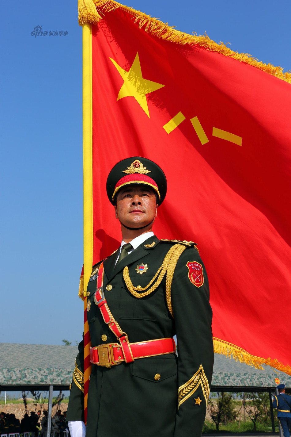 三军仪仗队旗手张洪杰曾参加过建国50周年,60周年大阅兵,这是他第三次