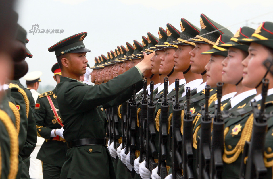 三军仪仗队旗手张洪杰