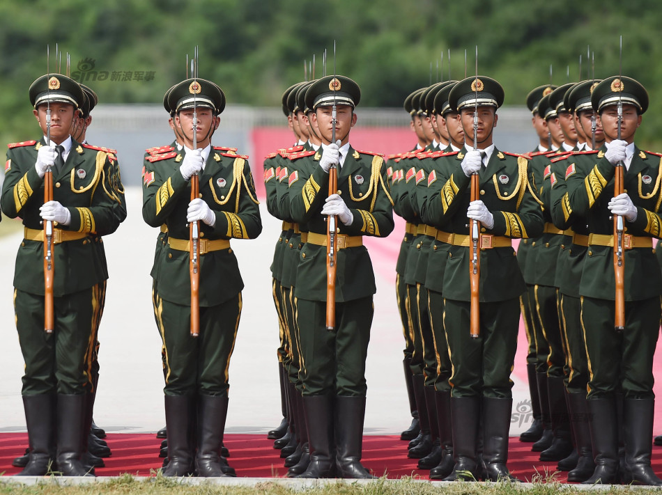 武警阅兵升旗仪式护卫队亮相 平均身高1.85米