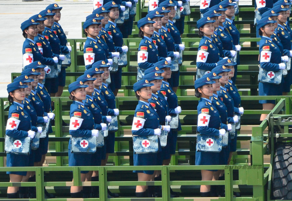 女兵训练脚跟悬空站军姿