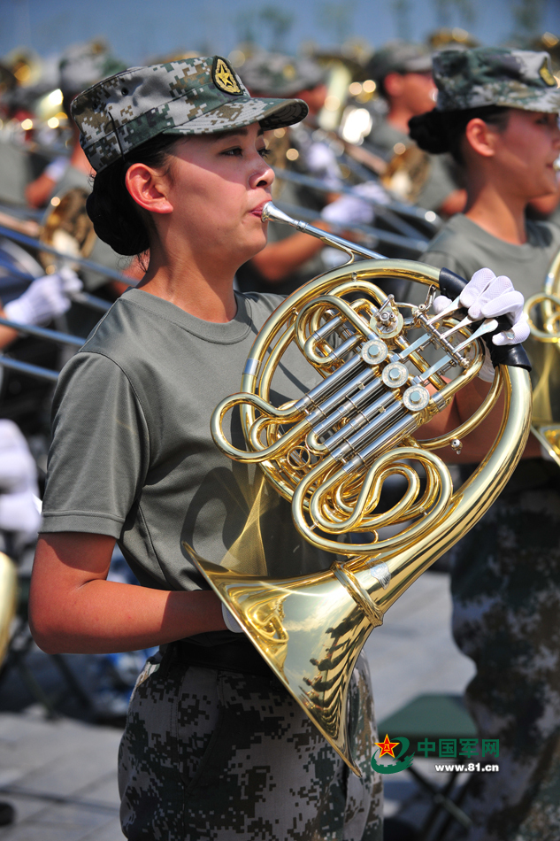 军乐团女兵需专门练形体_新浪图片_手机新浪网