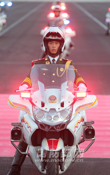 武警雪豹突击队方队亮相,乘国产高机动战车受阅!