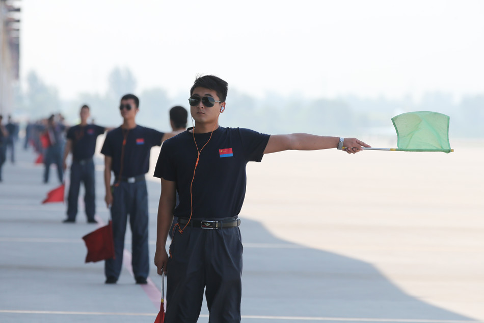 地勤人员引导战机出动.(摄影:刘川 王文彬 曹占礼)