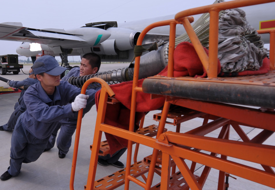 地勤人员紧张作业中.(摄影:刘川 王文彬 曹占礼)