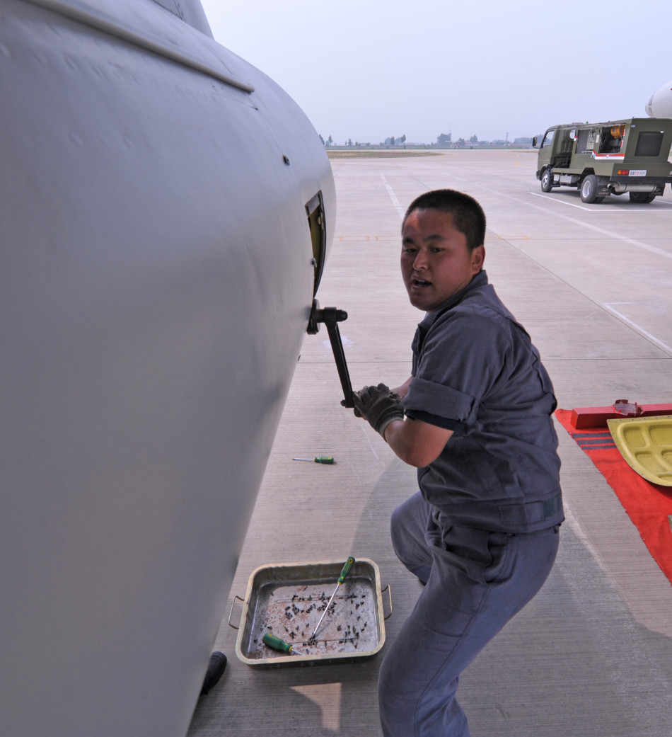 地勤人员紧张作业中.(摄影:刘川 王文彬 曹占礼)