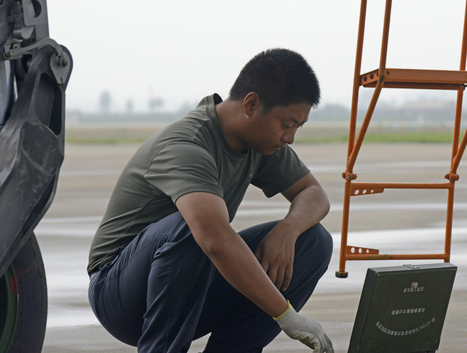 地勤人员正在检查战机状态.(摄影:刘川 王文彬 曹占礼)