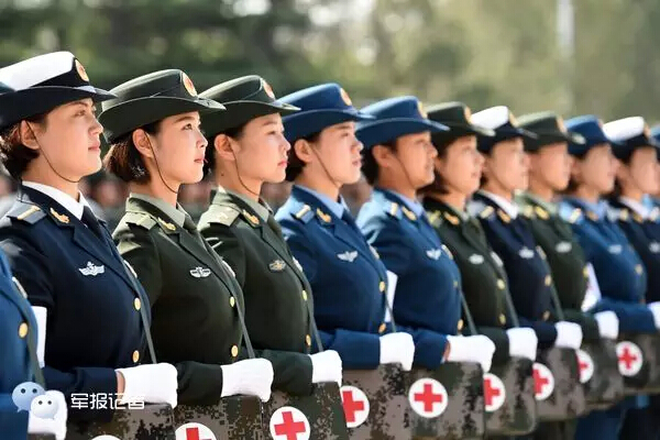 跟拍受阅漂亮女医疗兵训练一天 :再苦也值得