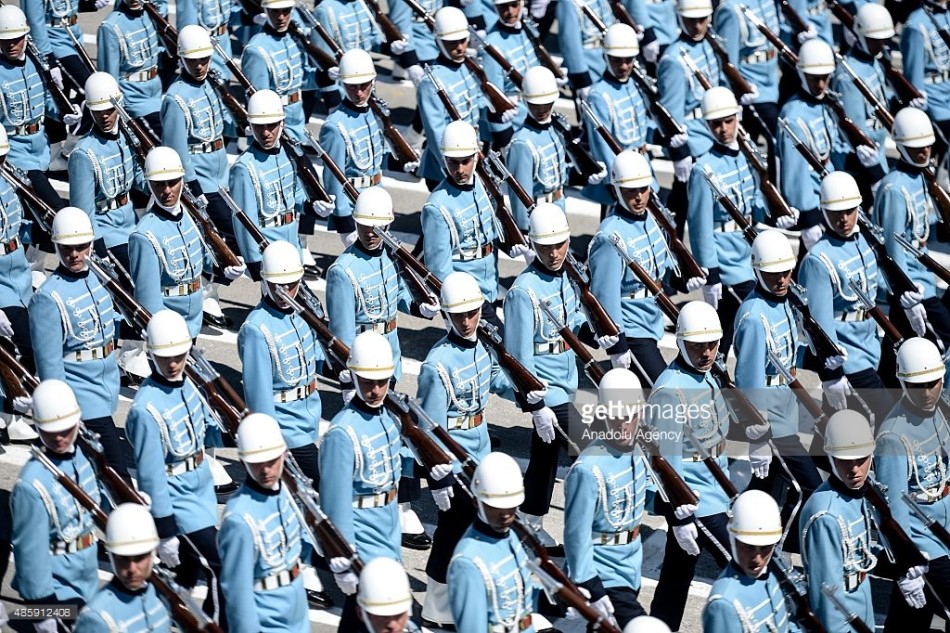 土耳其阅兵:ws-1火箭炮助阵f-5战机蓝天狂秀!