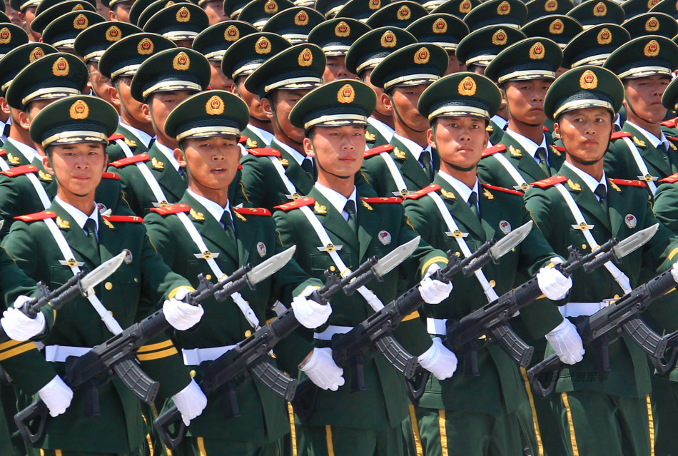 图为武警部队抗战英模部队方队官兵在阅兵训练基地进行训练(7月26日摄