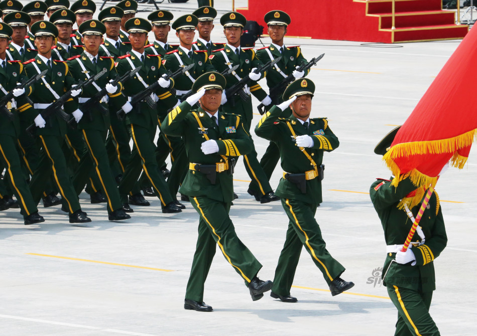 武警部队抗战英模部队方队将军领队徐平少将(中左)和苟春燕少将(中右)