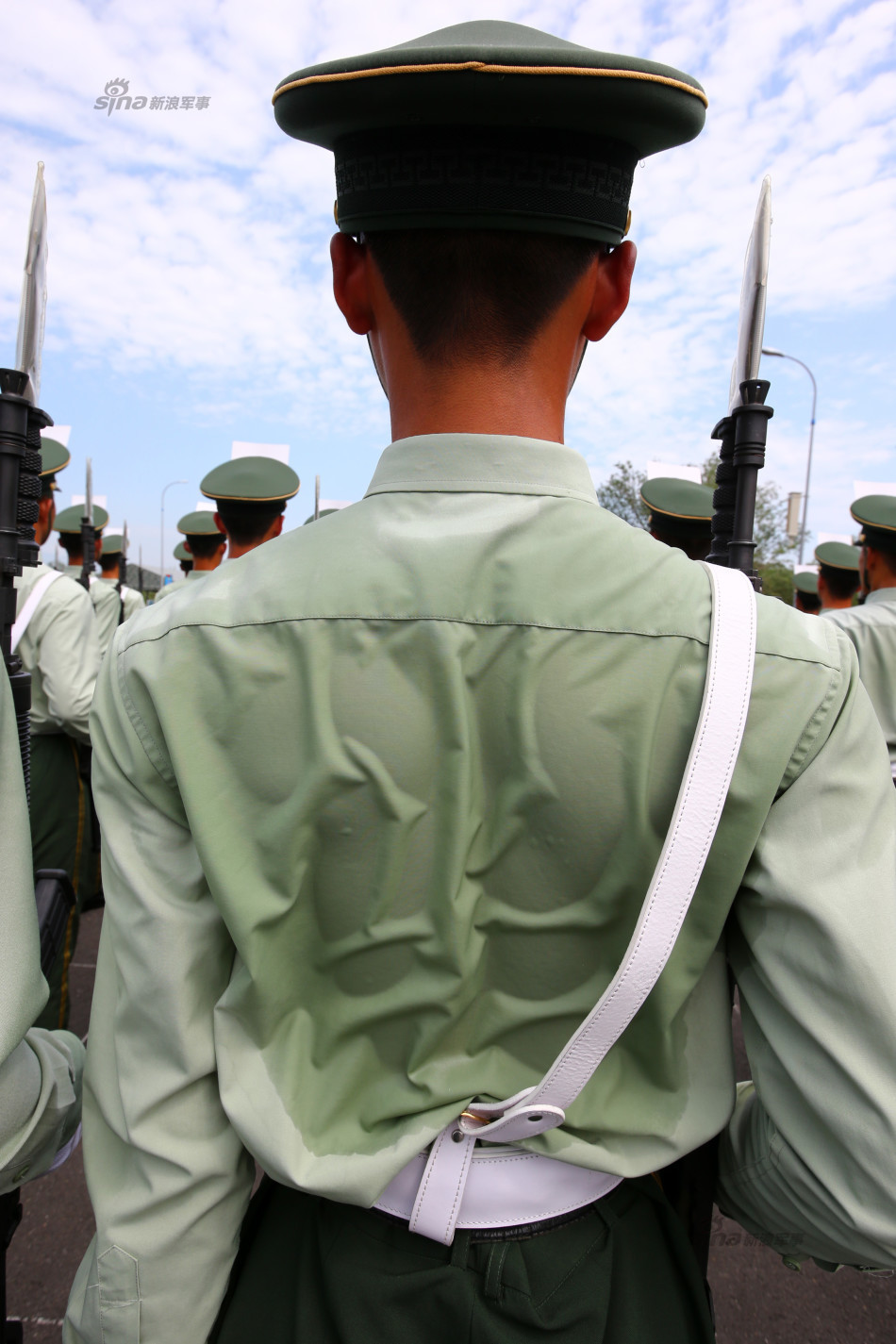 武警部队抗战英模部队方队官兵在阅兵训练基地进行训练(7月24日摄).