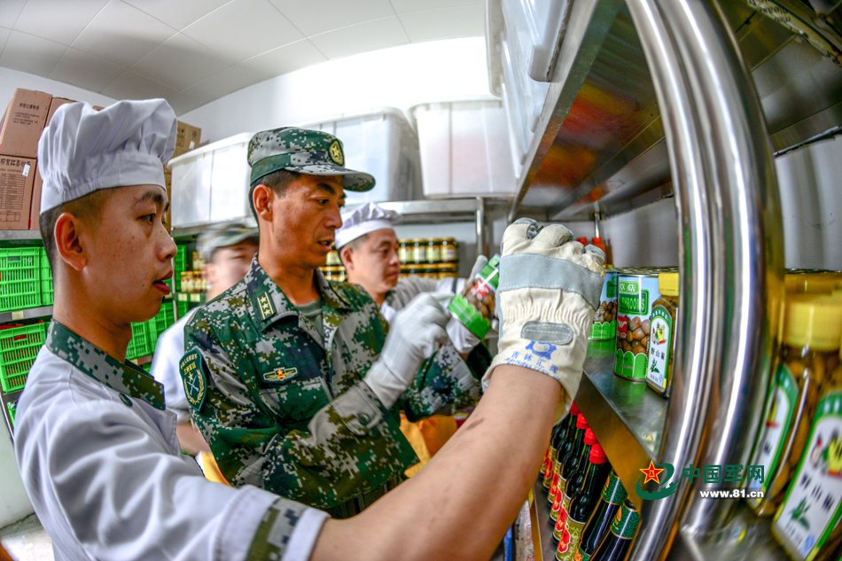 "攻坚英雄连"英模部队方队炊事班每天精心为参阅队员准备可口饭菜