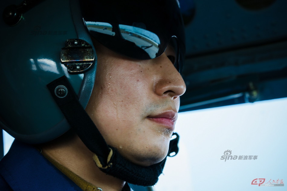 飞行员慕巍的脸上滚落滴滴汗水.
