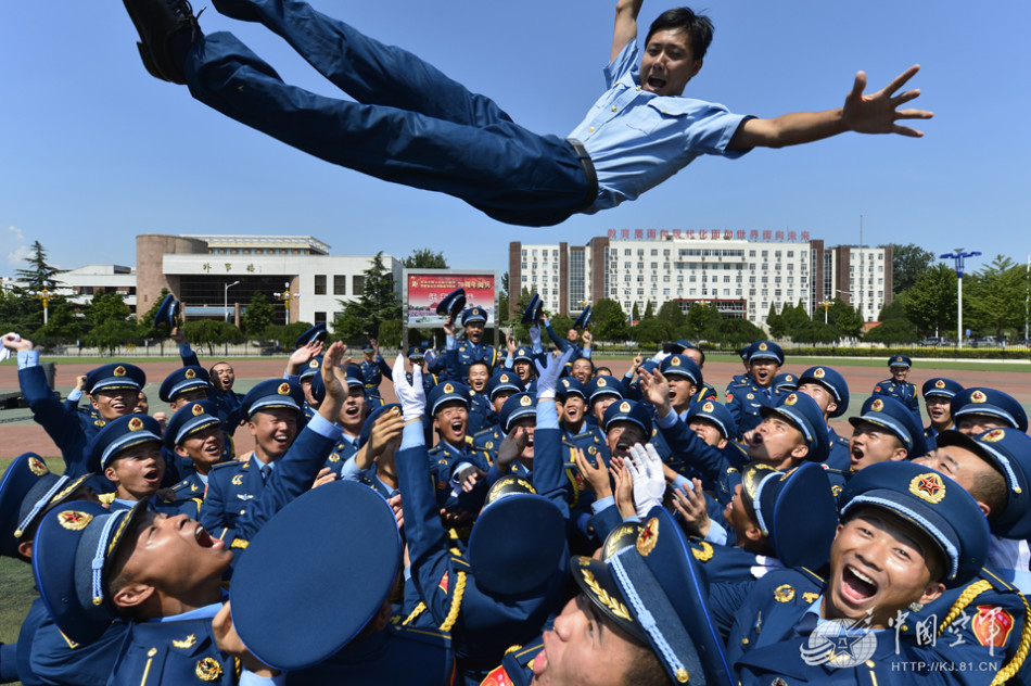 中国空军网(胡鹏 特约记者刘川)9月3日纪念抗战胜利70周年阅兵中,解放