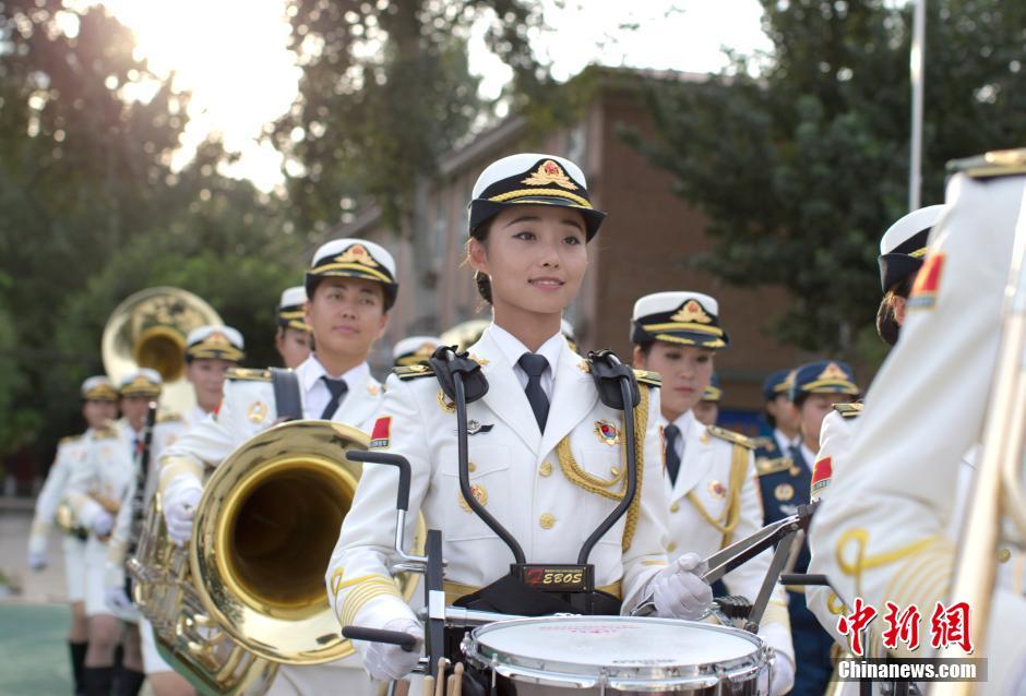 联合军乐团举行誓师大会 漂亮女兵完成最后合练_高清图集_新浪网