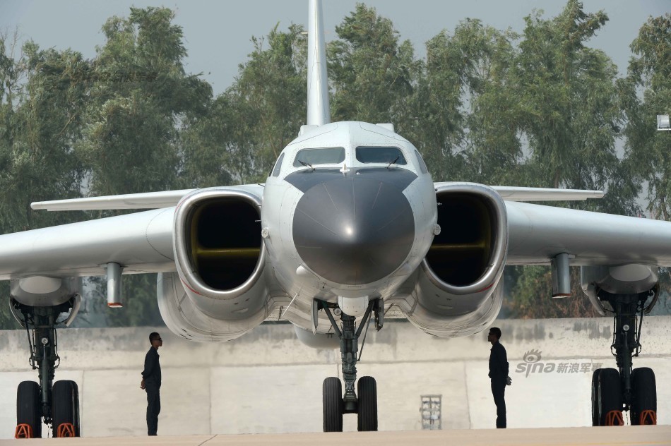 空军受阅最新轰-6k战神轰炸机近距高清照亮相