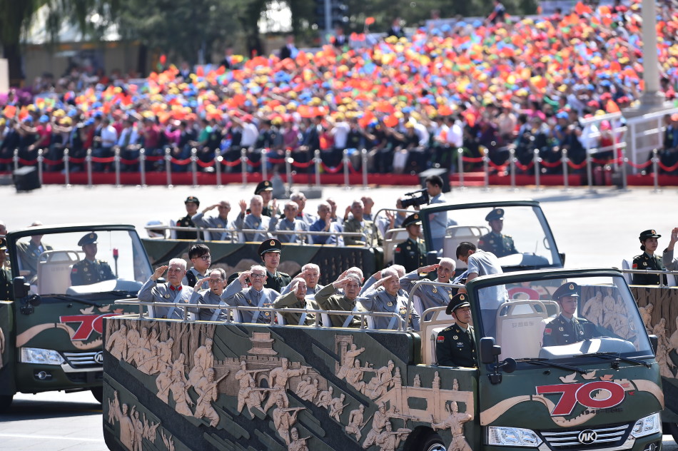 这是抗战老兵乘车方队通过天安门广场. 新华社记者张宏祥摄