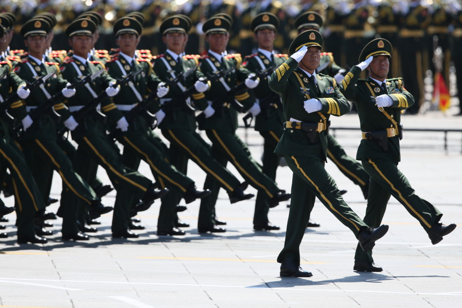 徒步方队出场:三军仪仗队与英模方队正步前进