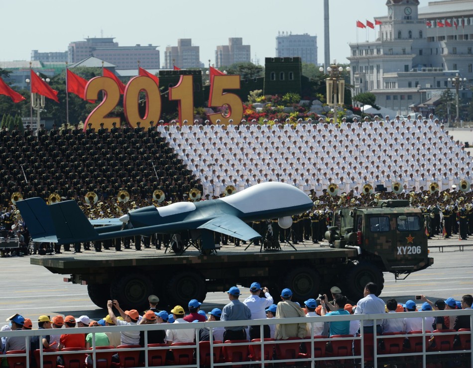 无人机方队通过长安街