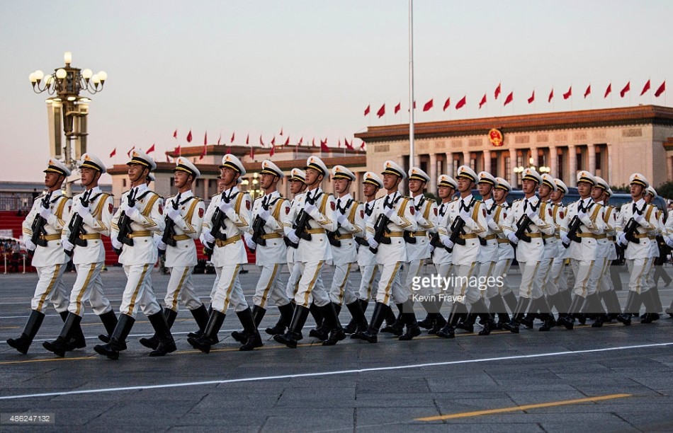 外媒拍9.3阅兵:老兵挂满勋章方队步伐异常整齐!