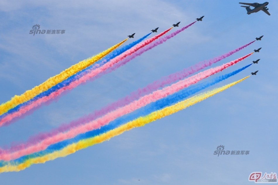 空警-2000预警机在八一飞行表演队8架歼-10战机护卫下飞向天安门广场.