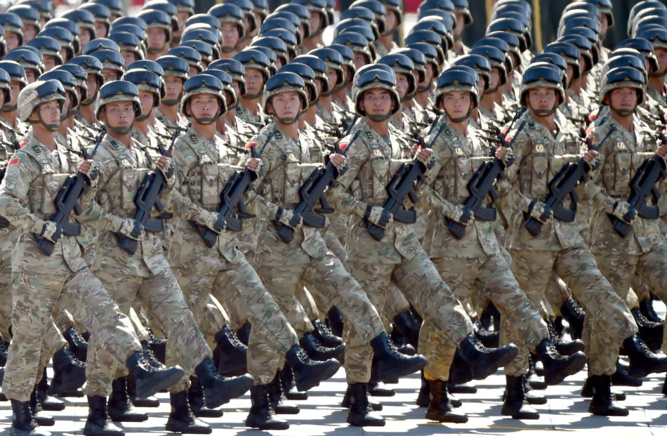 解放军多地形迷彩首现阅兵式:有神奇变色效果