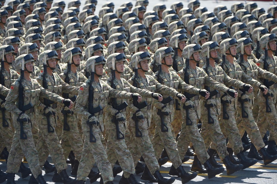 解放军多地形迷彩首现阅兵式:有神奇变色效果