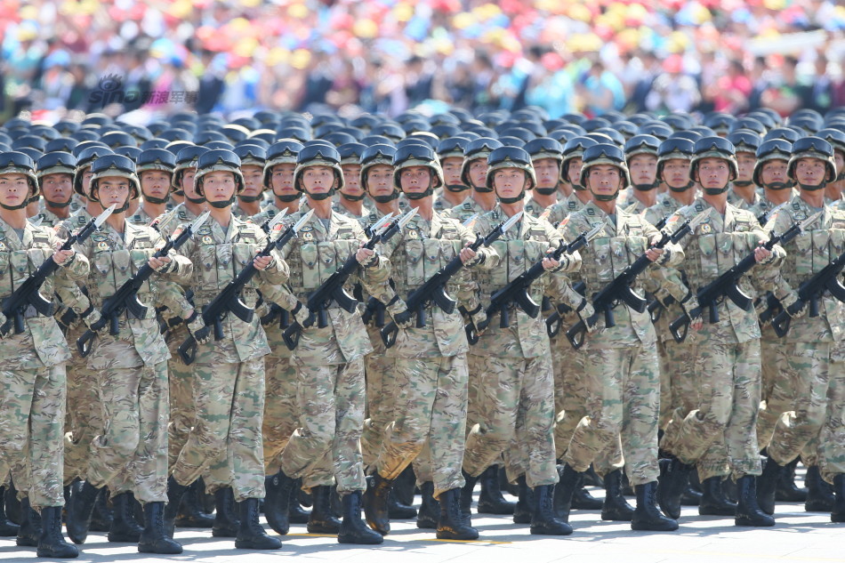 解放军多地形迷彩首现阅兵式:有神奇变色效果