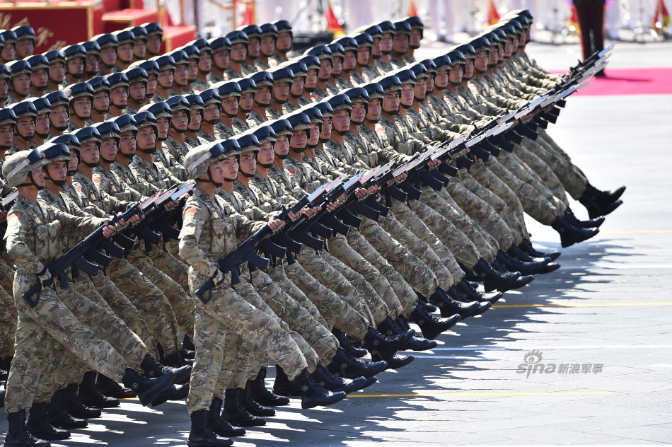 解放军多地形迷彩首现阅兵式:有神奇变色效果