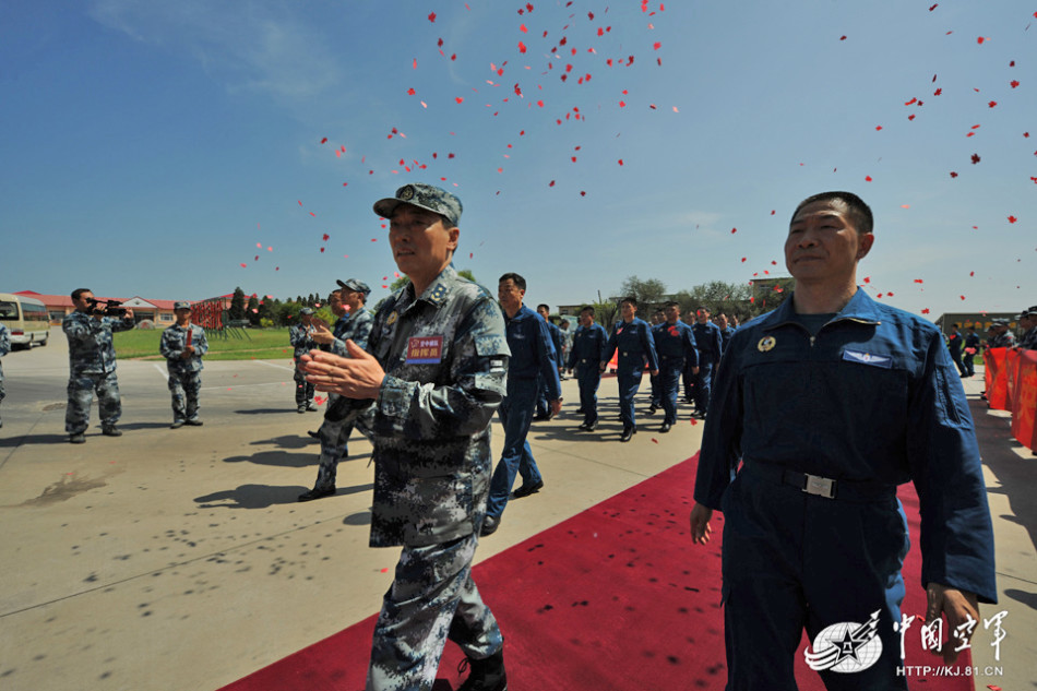 空中受阅各梯队胜利凯旋 鲜花掌声属于中国空军
