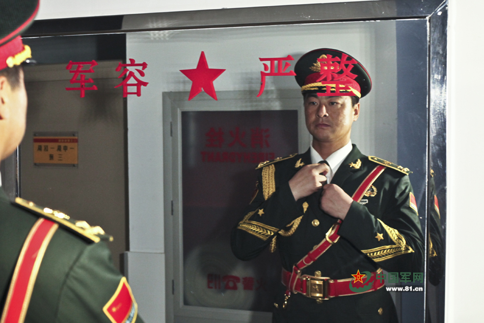 仪仗队军旗组日踢3万步_新浪图片