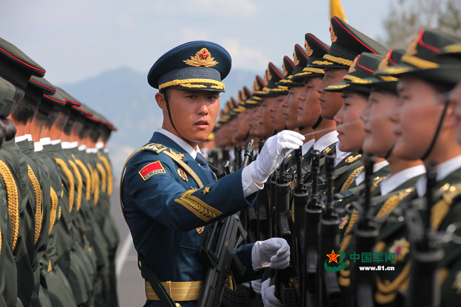 仪仗队军旗组日踢3万步_新浪图片