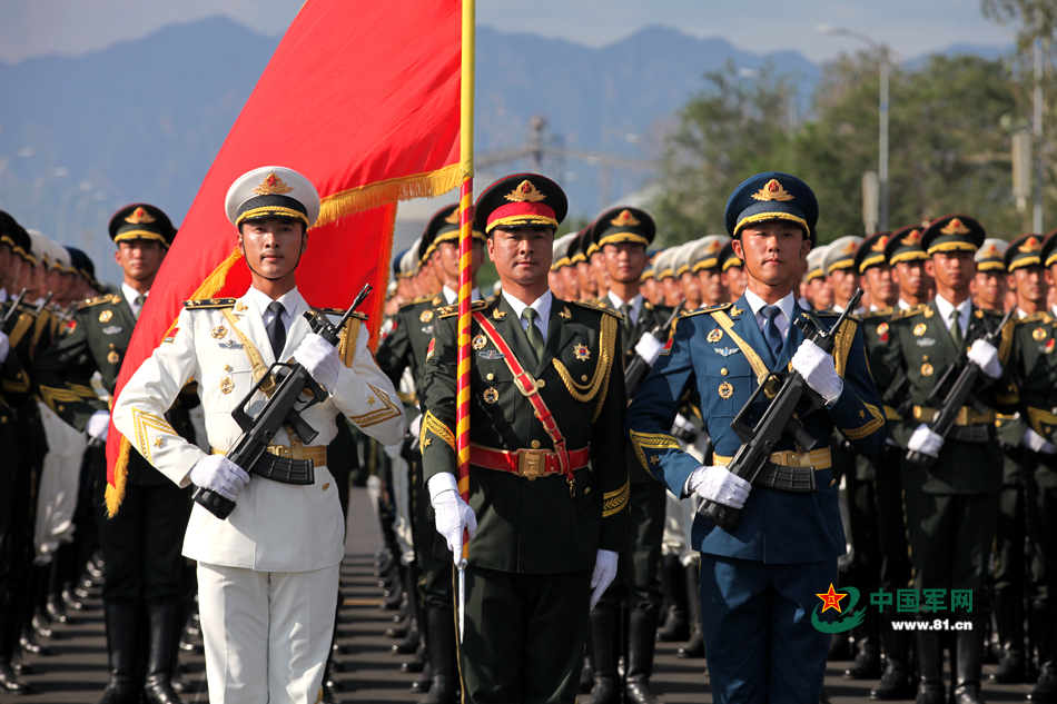 三军仪仗队军旗组为阅兵6个月训练踢4千多公里