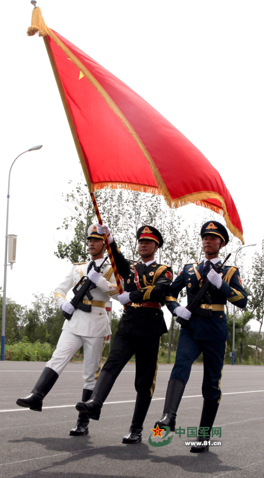 仪仗队军旗组日踢3万步_新浪图片