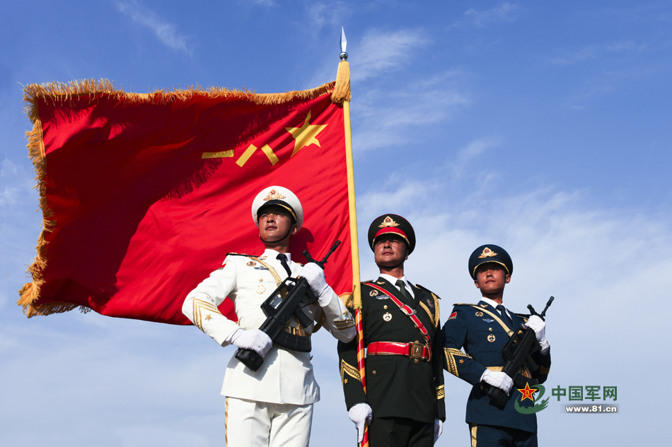 继续左滑进入下一图集 继续左滑进入下一图集 三军仪仗队军旗组为阅兵